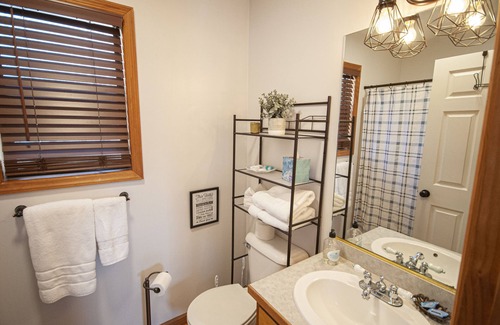 Young Harris Cabina | Little Bear Lodge Vacation Cabin with 2 bedrooms, Internet, and More