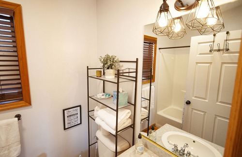 Young Harris Cabina | Little Bear Lodge Vacation Cabin with 2 bedrooms, Internet, and More