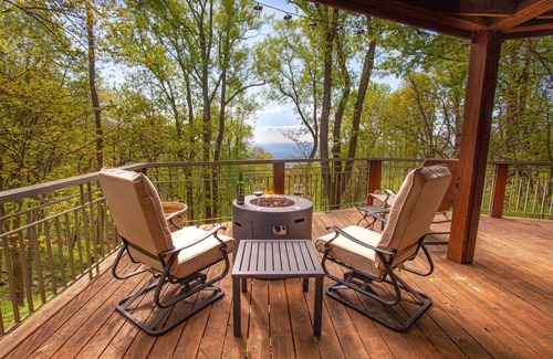 Laurel Ridge Casa | Little Bear: 4br/ 4ba, mountain & valley view. Pet friendly!