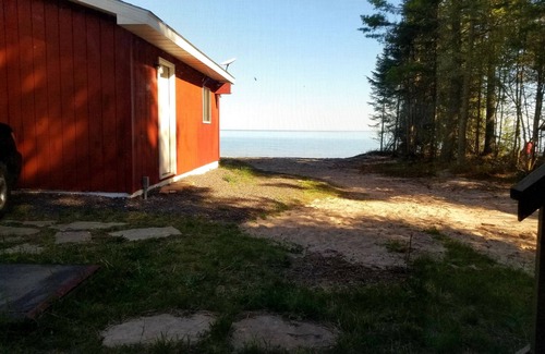Michigan Cabina | *Little Betsy cabin on Lake Superior sandy beach & EV Charger*