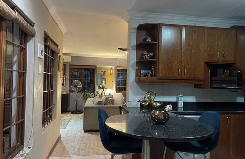 Greater Johannesburg Metropolitan Area Cabaña | Little Big House, Bryanston. Pet friendly 1 Bedroom