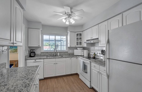 Seminole Casa | Little bit of heaven, 3BR 2BA heated pool, gorgeous yard & <10 min to the beach!