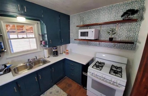 Artesia Casa | Little Blue House - cozy & walkable to downtown