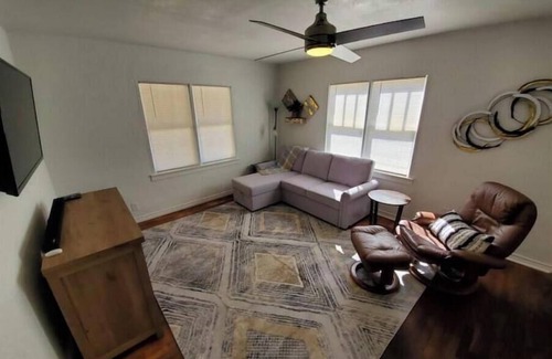 Artesia Casa | Little Blue House - cozy & walkable to downtown