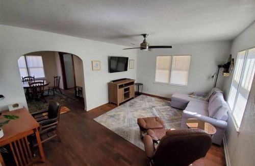 Artesia Casa | Little Blue House - cozy & walkable to downtown