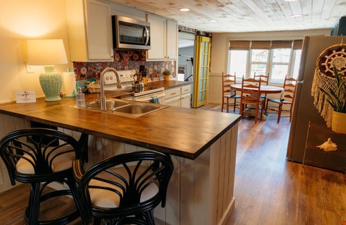 Weeki Wachee Gardens Casa | Little Bohemia!Springs/Gulf access! Kayaks & dock!