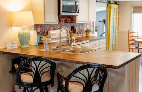 Weeki Wachee Gardens Casa | Little Bohemia!Springs/Gulf access! Kayaks & dock!