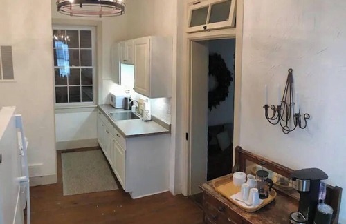 Lake Forest Estates Casa | "Little Brick House on Main (1865)”