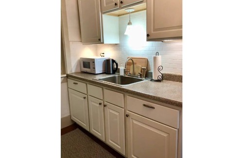 Lake Forest Estates Casa | "Little Brick House on Main (1865)”