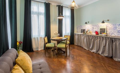 Bucharest City-Centre Apartamento | Little Bucharest mansion next to Parliament Palace