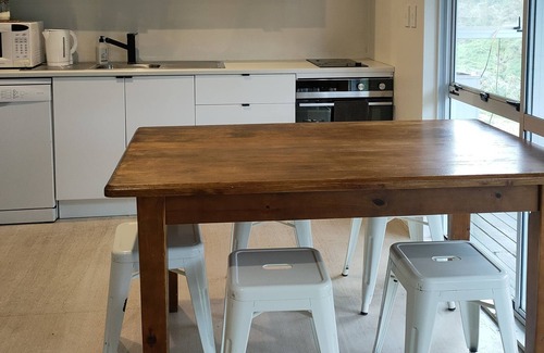 Wellington Cabina | Little Cabin on the South Coast of Wellington
