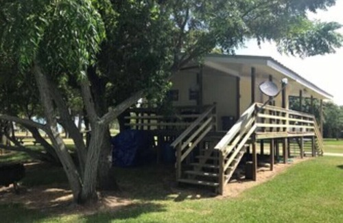 Elmaton Cabina | Little cabin sits on river w/ lighted fishing pier