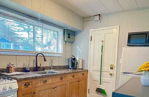 Colchester Cabina | Little camp w/ Private Beach, Beach Toys & Large Yard