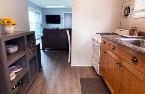 Colchester Cabina | Little camp w/ Private Beach, Beach Toys & Large Yard