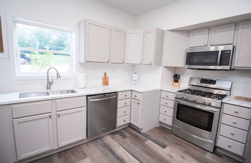 Noblesville Casa | Family Lakehouse- sleeps 20, FREE boat slip, hot tub