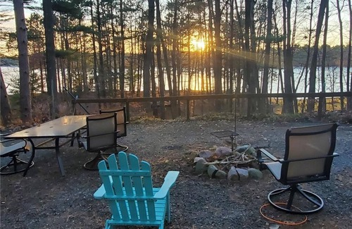 Cameron Chalet De Esquí | Little Cottage On Prairie - Prairie Lake That Is!!!