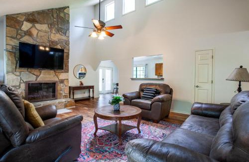 Gatlinburg - Pigeon Forge Casa | Little Cub Cottage - Mtn Views & Community Pools