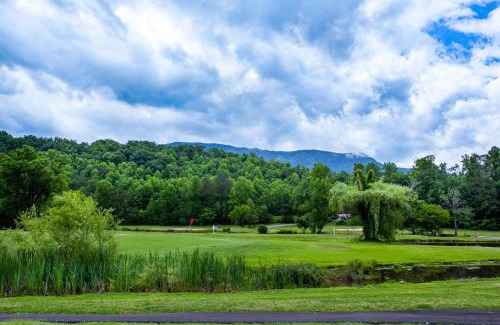 Gatlinburg - Pigeon Forge Casa | Little Cub Cottage - Mtn Views & Community Pools