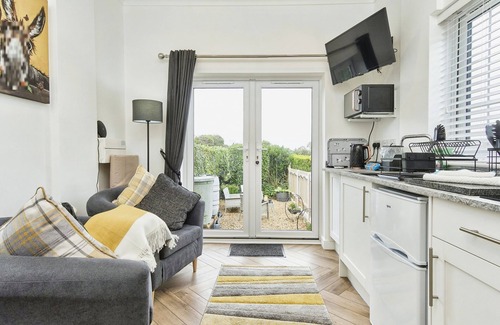 Apse Heath Casa | Little Dell - a bungalow that sleeps 2 guests in 1 bedroom