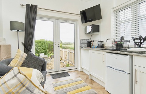 Apse Heath Casa | Little Dell - a bungalow that sleeps 2 guests in 1 bedroom