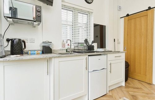 Apse Heath Casa | Little Dell - a bungalow that sleeps 2 guests in 1 bedroom