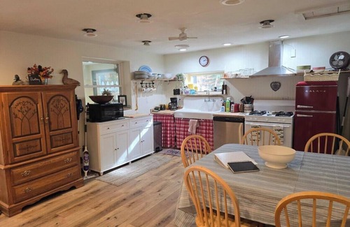Cheboygan Cabina | Little Duck Cottage is close to so many northern Michigan activities. Lakeview