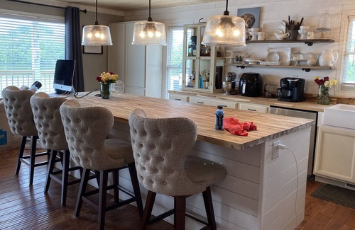 Piney Flats Casa | Little Farmhouse on Boone Lake
