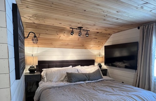 Piney Flats Casa | Little Farmhouse on Boone Lake