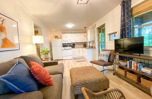 Boswell Cabina | Little Fox Cottage ~ Rustic Modern Retreat for 2 w