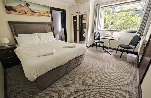 Crawley Cama Y Desayuno | Little Foxes Hotel & Gatwick Airport Parking
