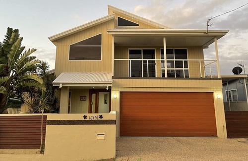 Lake Cathie Casa | Little Gems whole house accomodation 200m from beach!