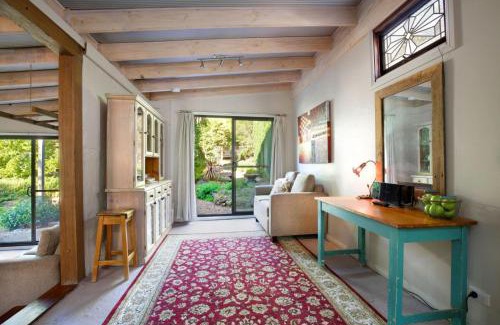 Leura Casa | Little Haven Leura Cottage with Spa Bath and BBQ