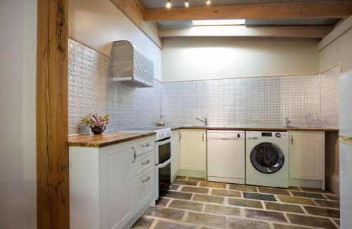 Leura Casa | Little Haven Leura Cottage with Spa Bath and BBQ