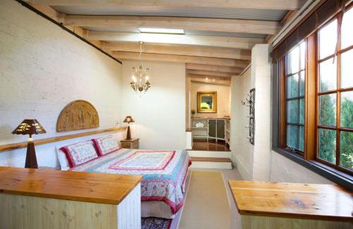Leura Casa | Little Haven Leura Cottage with Spa Bath and BBQ