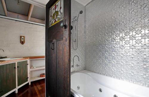 Leura Casa | Little Haven Leura Cottage with Spa Bath and BBQ