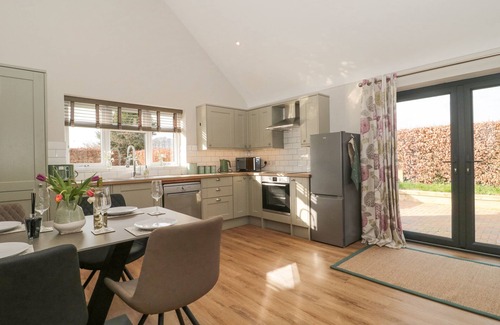 Blandford Forum Cabaña | LITTLE HAVEN, pet friendly, with a garden in Blandford Forum