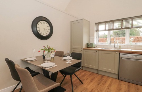 Blandford Forum Cabaña | LITTLE HAVEN, pet friendly, with a garden in Blandford Forum