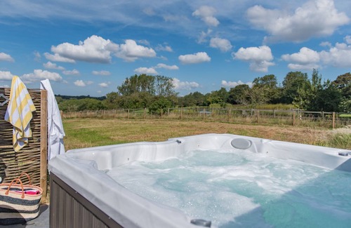 Etchinghill Casa | Little Hayloft by Bloom stays - charming barn with hot tub