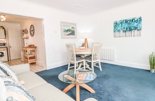 Saint Anns Chapel Cabaña | LITTLE HONEYNOOK, pet friendly, with hot tub in Bigbury