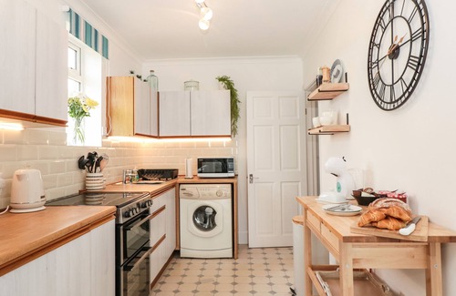 Saint Anns Chapel Cabaña | LITTLE HONEYNOOK, pet friendly, with hot tub in Bigbury