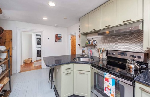 Staunton Casa | Little House in Historic Downtown Staunton - short walk to shops, dining, & more