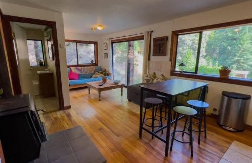 Garberville Apartamento | Little House in the Redwoods with a hot tub!