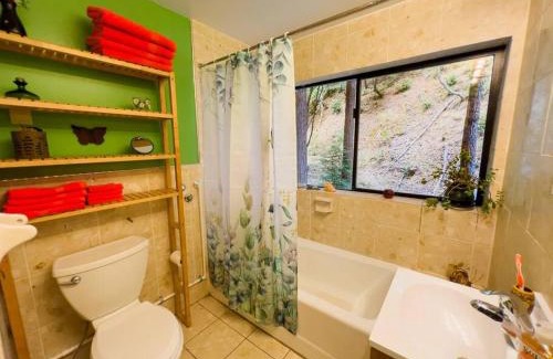 Garberville Apartamento | Little House in the Redwoods with a hot tub!