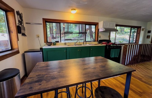 Garberville Casa | Little House in the Redwoods with hot tub!