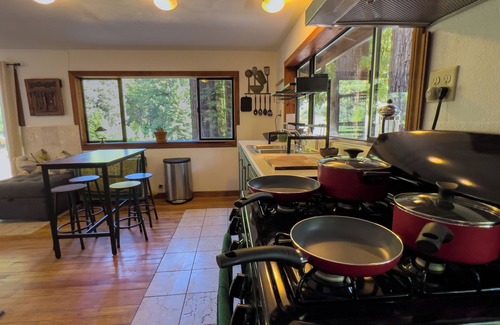Garberville Casa | Little House in the Redwoods with hot tub!