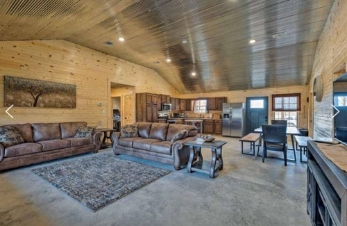 Golden Cabina | Little House on the Prairie 3 Bed Luxury Cabin Mins from Mt. Fork River