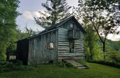 Coon Valley Cabina | "Little House on the Prairie" with modern plumbing!