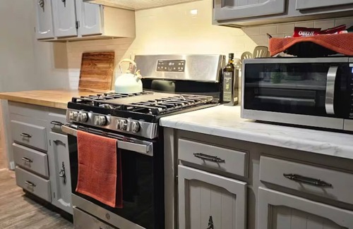 Visalia Casa | Little House on the Water