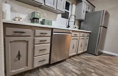 Visalia Casa | Little House on the Water