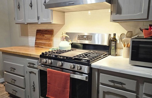 Visalia Casa | Little House on Water